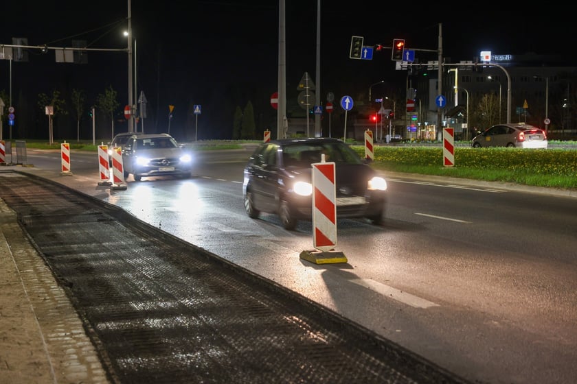 Nocne prace na Alei Karkonoskiej.