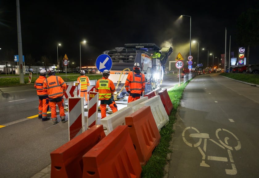 Nocne prace na Alei Karkonoskiej.