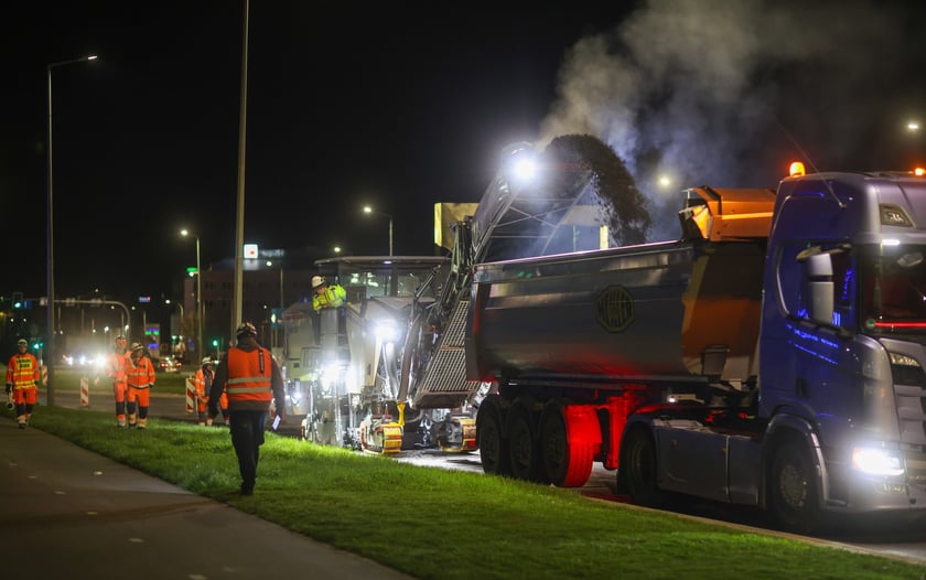 Nocne prace na Alei Karkonoskiej.
