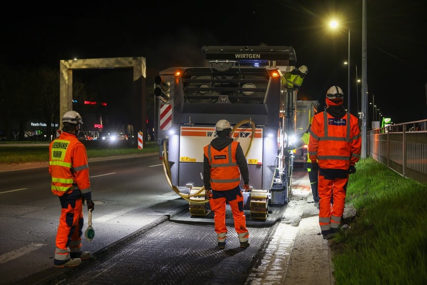Nocne prace na Alei Karkonoskiej.