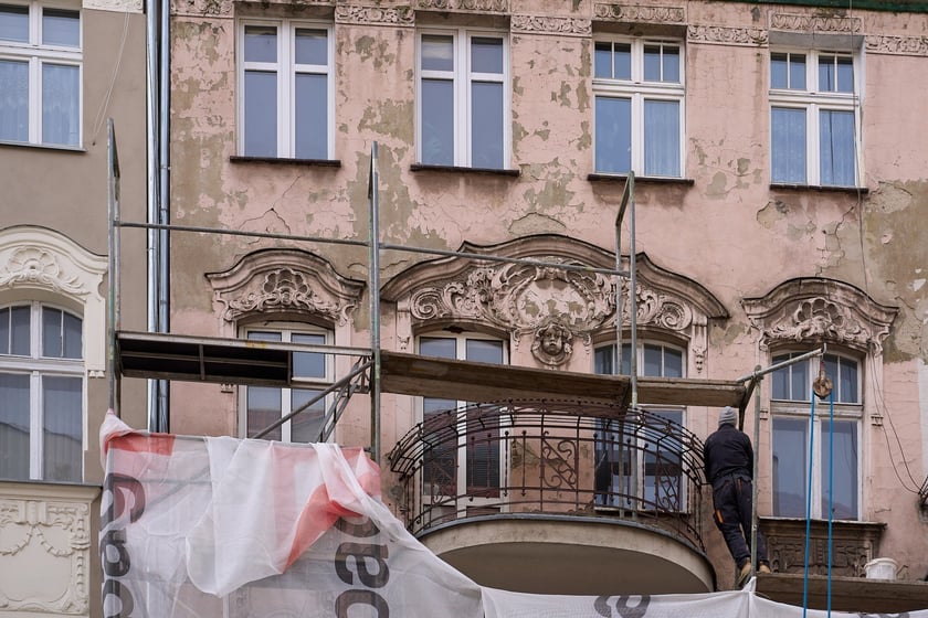Ruszył remont elewacji frontowej kamienicy przy ul. Cybulskiego 10,