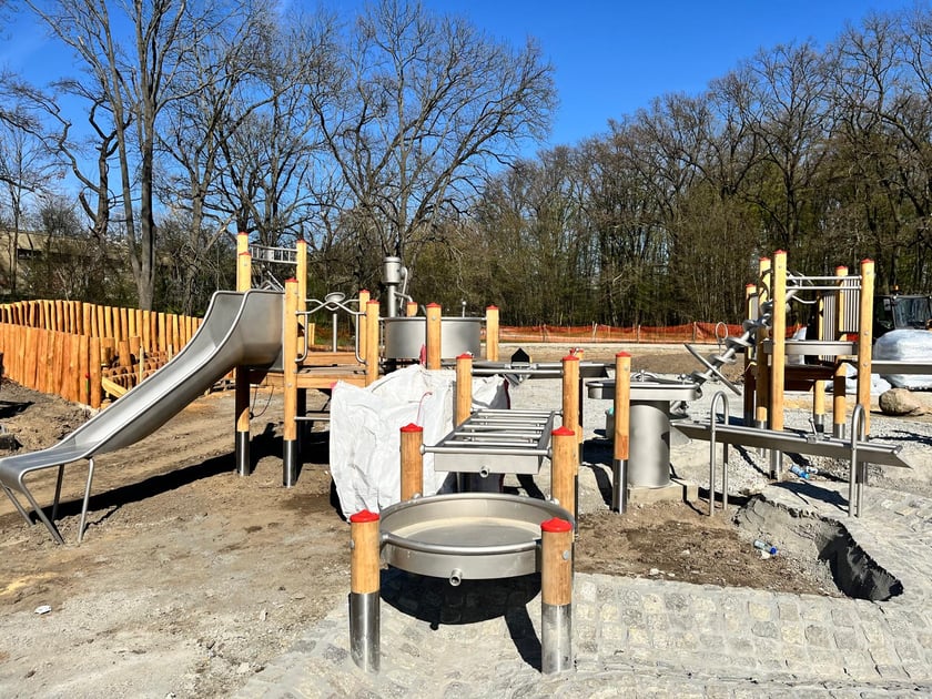 Elementy placu zabaw Nadodrzańska Osada Przygody - kwiecień 2026 r.