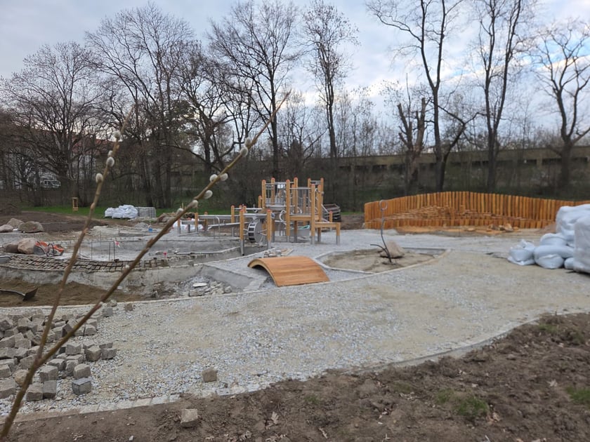 Elementy placu zabaw Nadodrzańska Osada Przygody - kwiecień 2026 r.