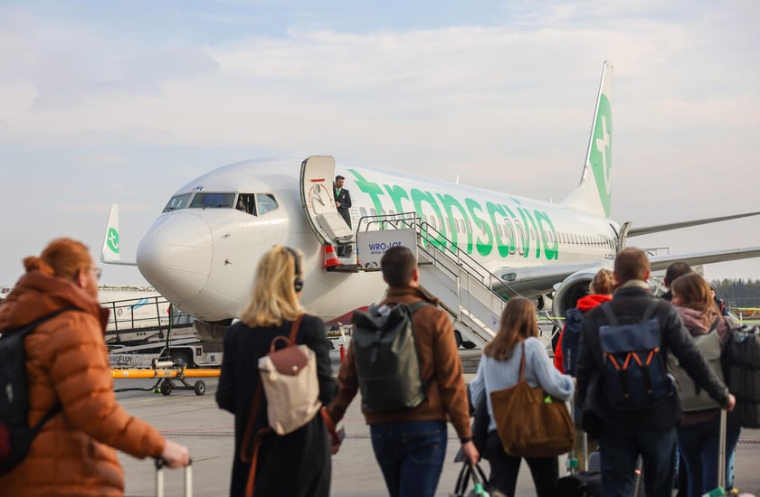 Pasażerowie z Wrocławia idą do samolotu, który poleci na lotnisko Paryż Orly - 16 kwietnia 2026 r.