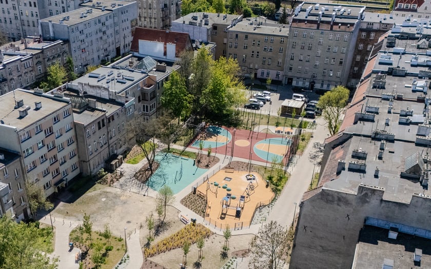 Zrewitalizowane wnętrze podwórka między ulicami Struga, Kleczkowską, Zegadłowicza i Kraszewskiego.