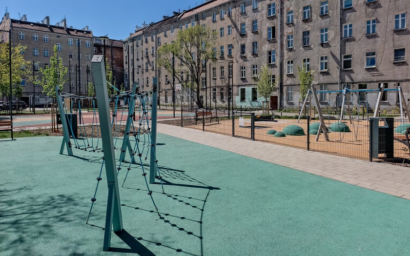 Zrewitalizowane wnętrze podwórka między ulicami Struga, Kleczkowską, Zegadłowicza i Kraszewskiego.