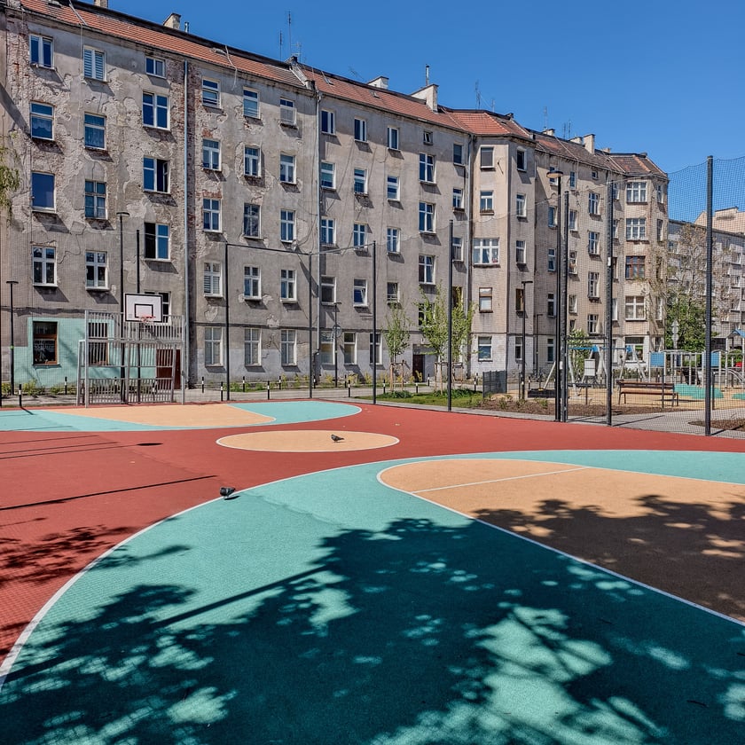 Zrewitalizowane wnętrze podwórka między ulicami Struga, Kleczkowską, Zegadłowicza i Kraszewskiego.
