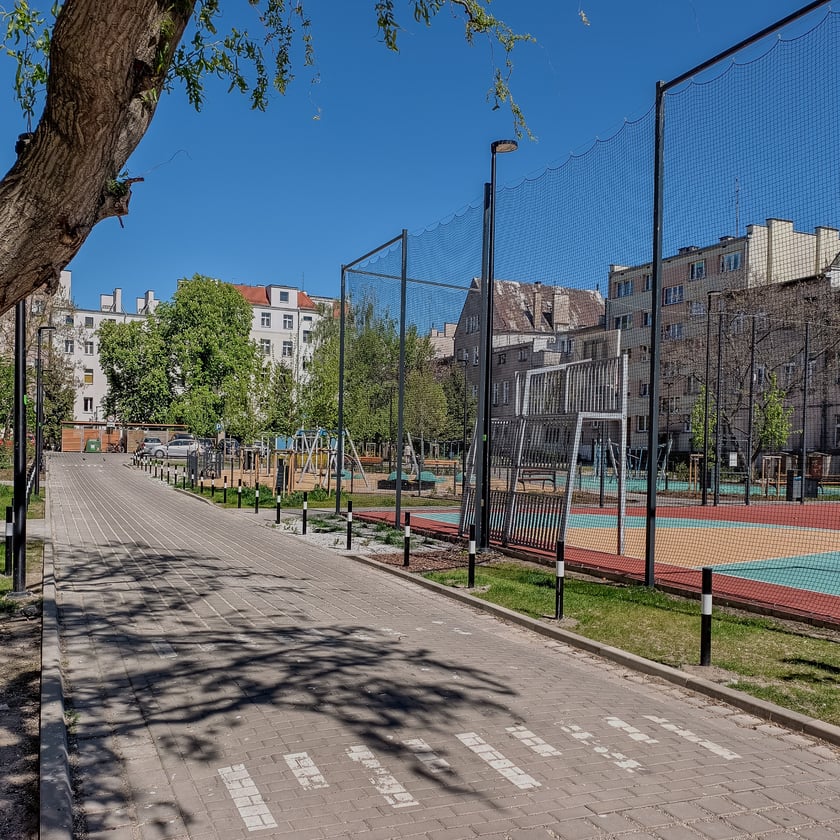 Zrewitalizowane wnętrze podwórka między ulicami Struga, Kleczkowską, Zegadłowicza i Kraszewskiego.