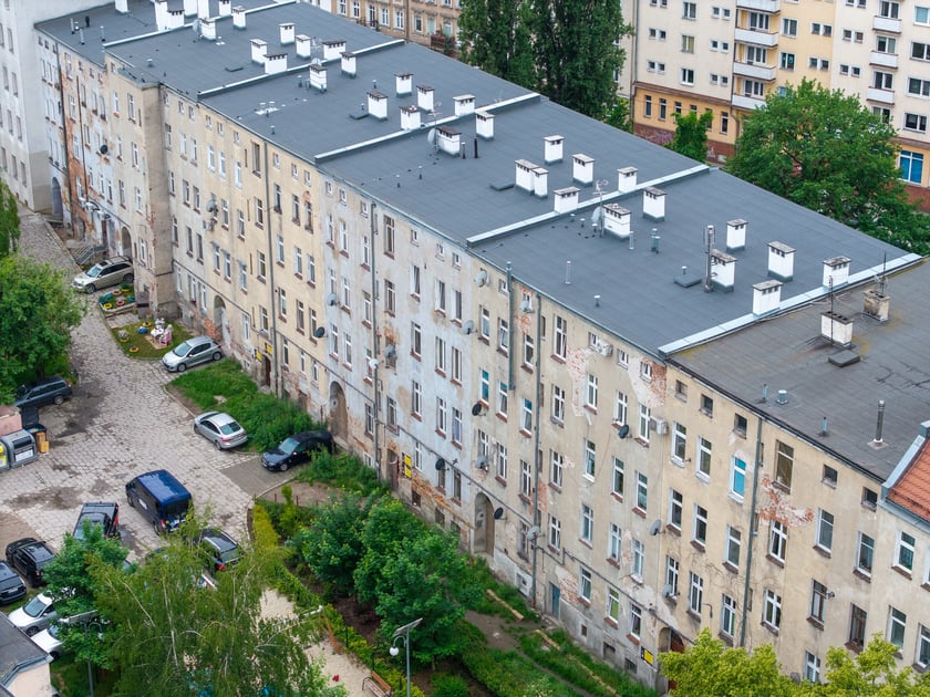 Ciąg kamienic przy ul. Sępa-Szarzyńskiego, m.in. planowane do remontu numery 59, 61, 63, 65, 69.