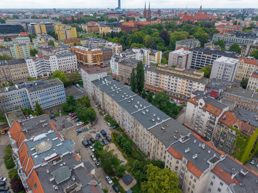 Ciąg kamienic przy ul. Sępa-Szarzyńskiego, m.in. planowane do remontu numery 59, 61, 63, 65, 69.