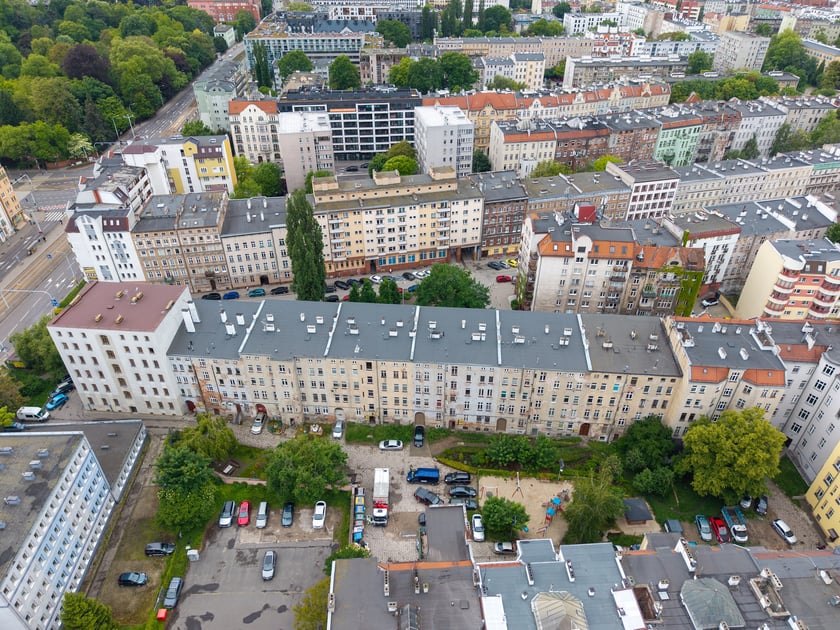 Ciąg kamienic przy ul. Sępa-Szarzyńskiego, m.in. planowane do remontu numery 59, 61, 63, 65, 69.