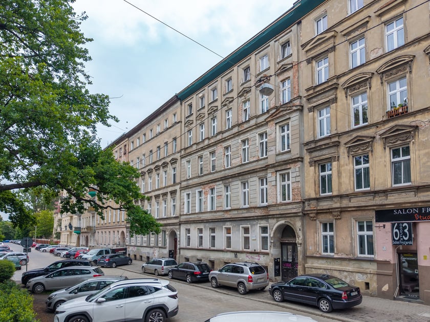 Ciąg kamienic przy ul. Sępa-Szarzyńskiego, m.in. planowane do remontu numery 59, 61, 63, 65, 69.
