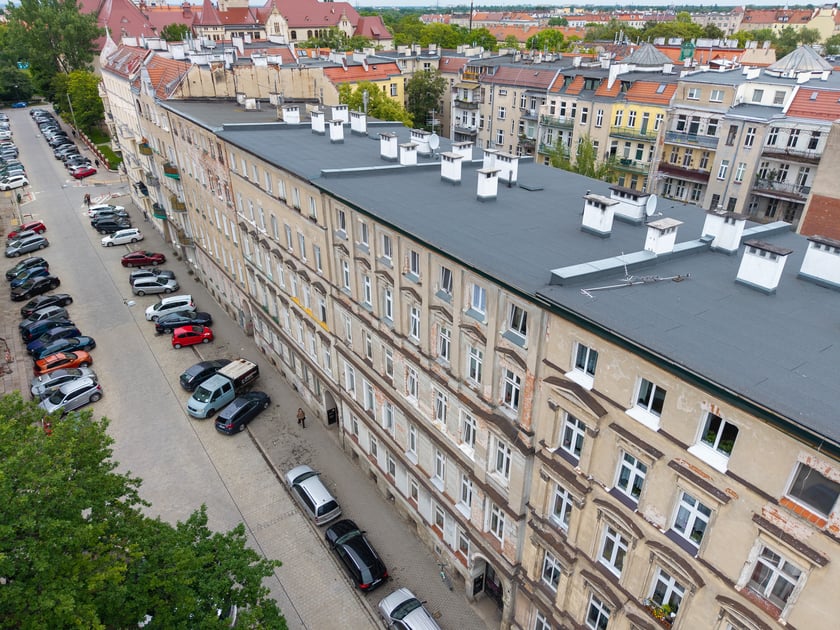 Ciąg kamienic przy ul. Sępa-Szarzyńskiego, m.in. planowane do remontu numery 59, 61, 63, 65, 69.