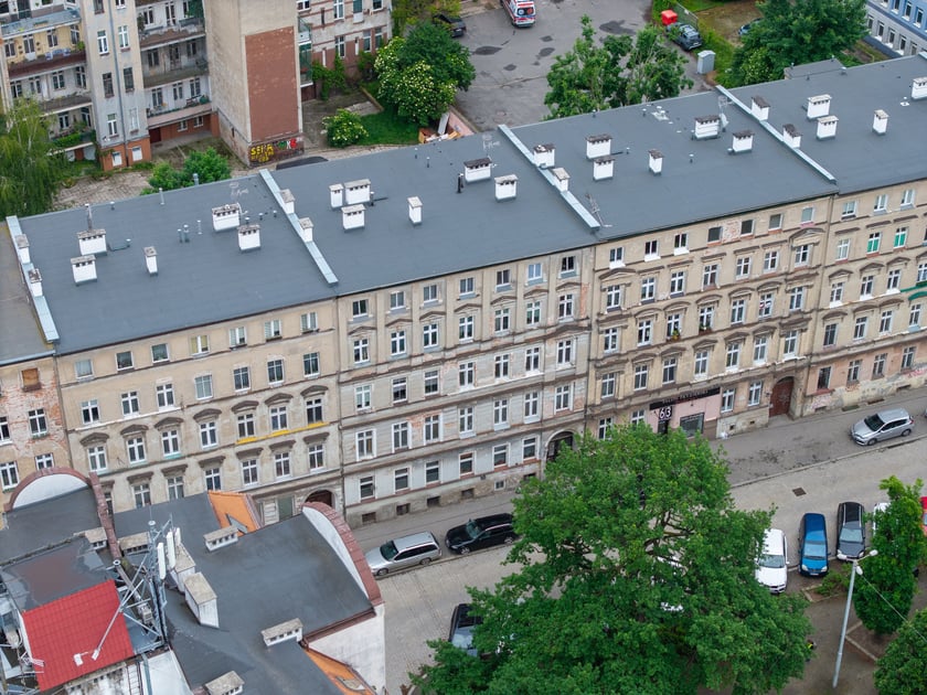 Ciąg kamienic przy ul. Sępa-Szarzyńskiego, m.in. planowane do remontu numery 59, 61, 63, 65, 69.