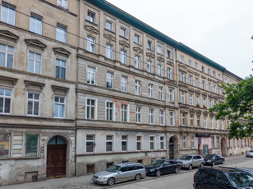 Ciąg kamienic przy ul. Sępa-Szarzyńskiego, m.in. planowane do remontu numery 59, 61, 63, 65, 69.