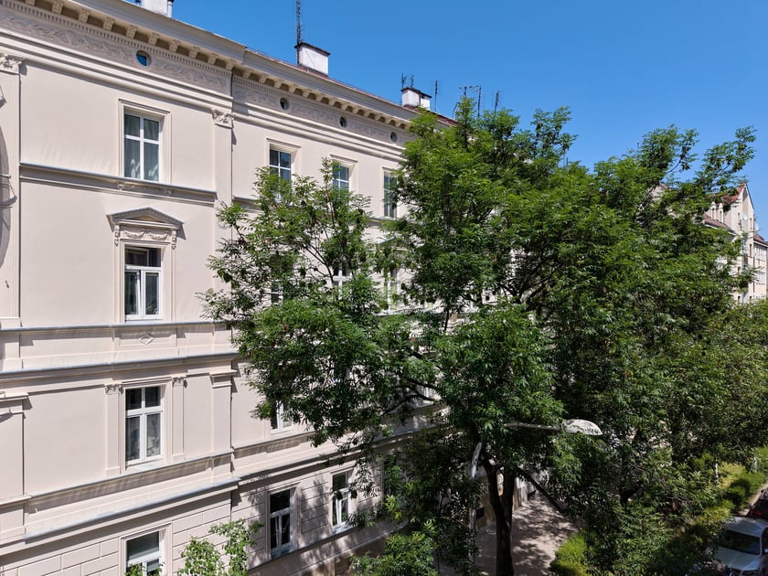 Częściowo wyremontowana kamienica przy ul. Otwartej 15 .