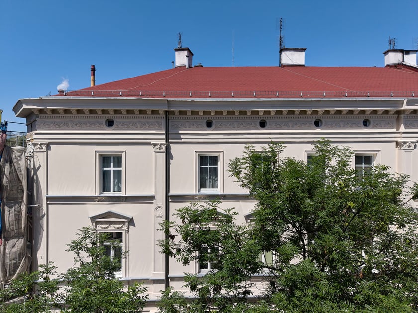 Częściowo wyremontowana kamienica przy ul. Otwartej 15 .