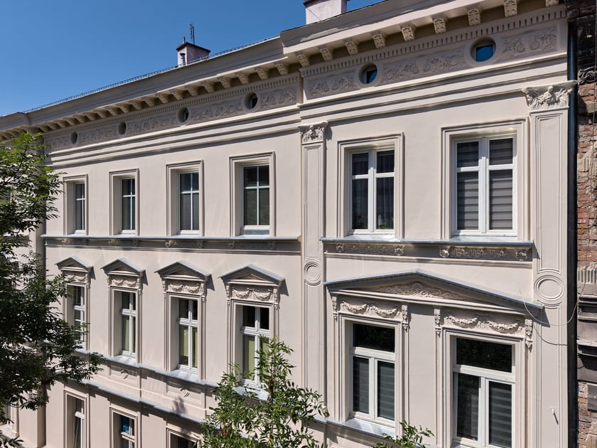 Częściowo wyremontowana kamienica przy ul. Otwartej 15 .
