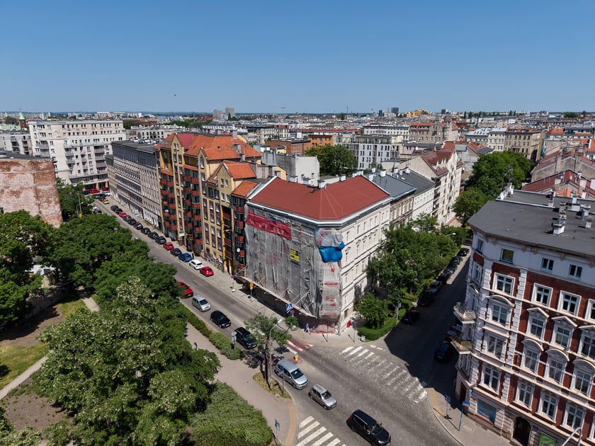 Częściowo wyremontowana kamienica przy ul. Otwartej 15 .