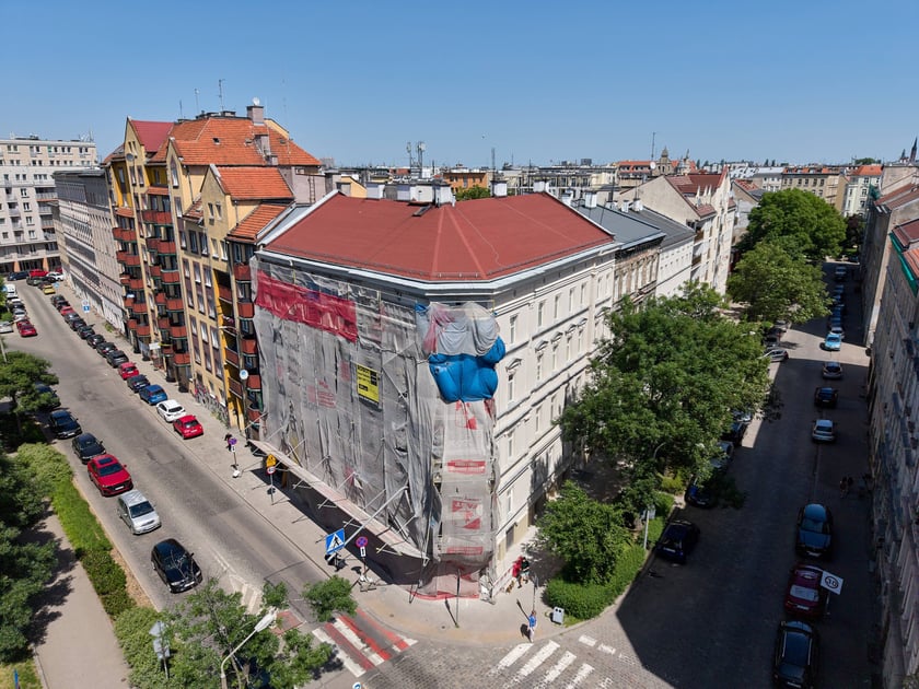 Częściowo wyremontowana kamienica przy ul. Otwartej 15 .