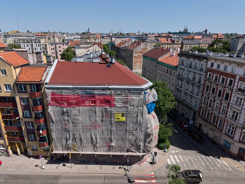 Częściowo wyremontowana kamienica przy ul. Otwartej 15 .