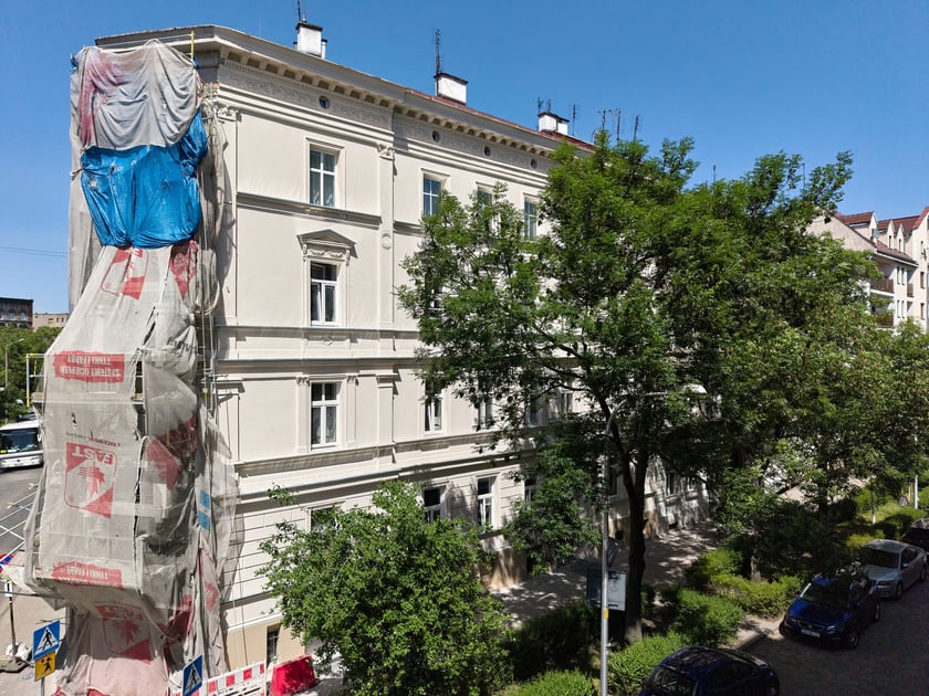 Częściowo wyremontowana kamienica przy ul. Otwartej 15 .
