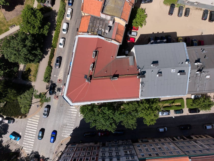 Częściowo wyremontowana kamienica przy ul. Otwartej 15 .