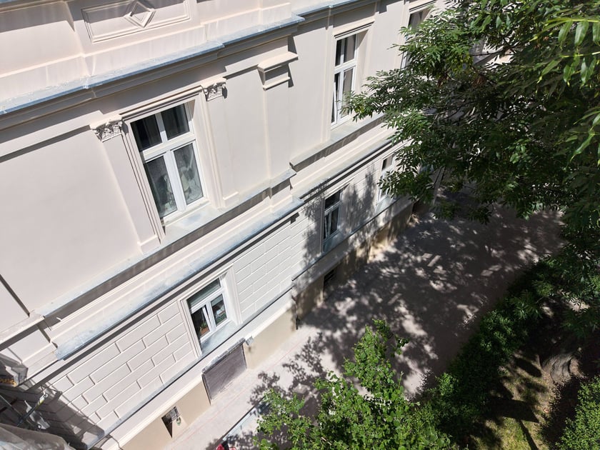 Częściowo wyremontowana kamienica przy ul. Otwartej 15 .
