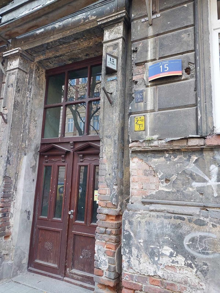 Wejście do kamienicy przy ul. Otwartej 15 przed remontem.