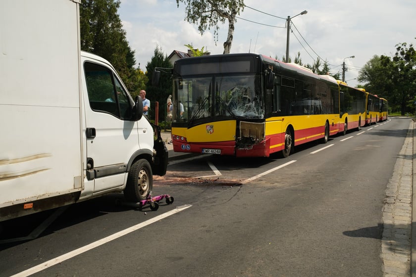 Zderzenie autobusu miejskiego z samochodem dostawczym na ul. Żernickiej, 1 czerwca 2026 r.
