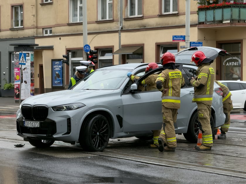 Kolizja samochodu osobowego z tramwajem na skrzyżowaniu ulic Piłsudskiego i Zielińskiego, 3 czerwca 2026 r.