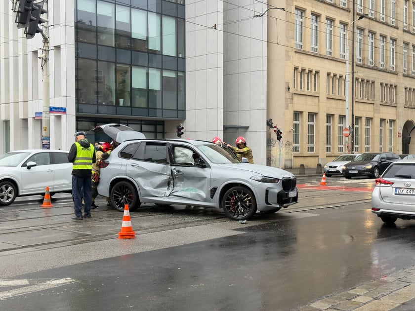 Kolizja samochodu osobowego z tramwajem na skrzyżowaniu ulic Piłsudskiego i Zielińskiego, 3 czerwca 2026 r.