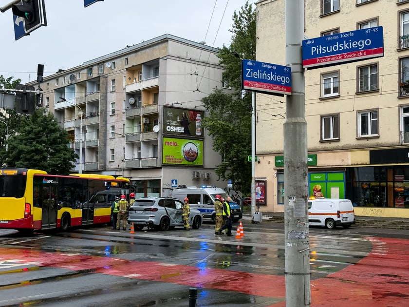 Kolizja samochodu osobowego z tramwajem na skrzyżowaniu ulic Piłsudskiego i Zielińskiego, 3 czerwca 2026 r.