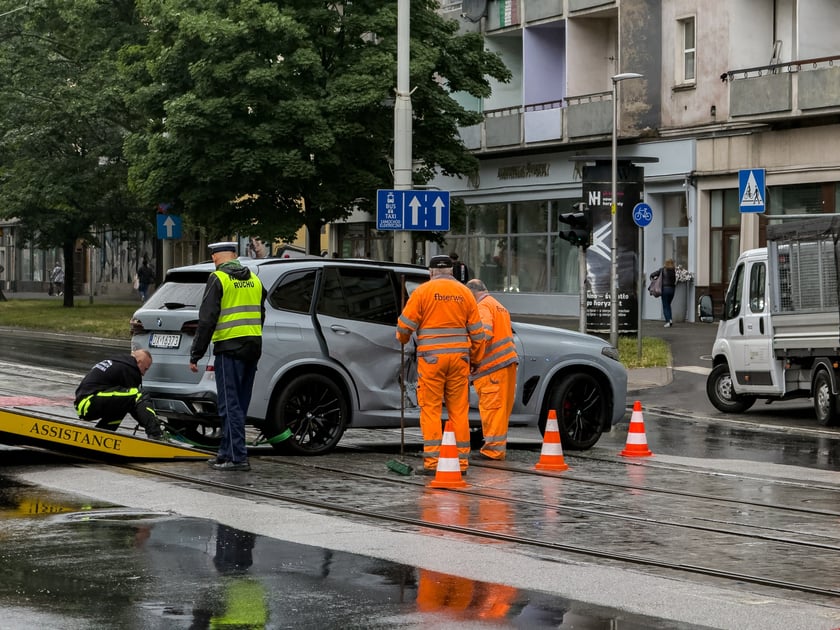 Usuwanie auta uszkodzonego wskutek kolizji z tramwajem na skrzyżowaniu ulic Piłsudskiego i Zielińskiego, 3 czerwca 2026 r.