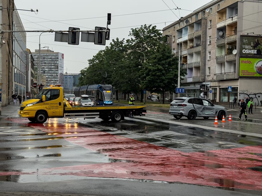 Usuwanie auta uszkodzonego wskutek kolizji z tramwajem na skrzyżowaniu ulic Piłsudskiego i Zielińskiego, 3 czerwca 2026 r.