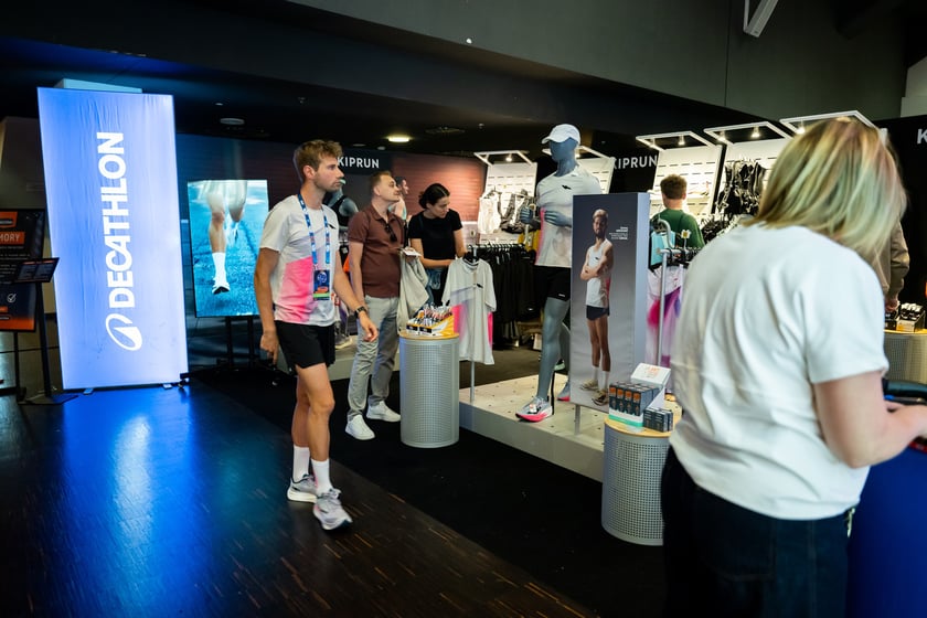 Miasteczko 12. Tarczyński Nocny Wrocław Półmaratonu na stadionie Tarczyński Arena.