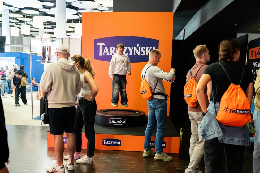 Miasteczko 12. Tarczyński Nocny Wrocław Półmaratonu na stadionie Tarczyński Arena.
