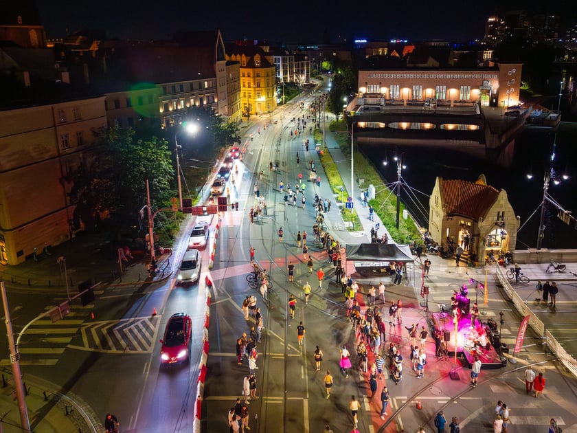 Biegacze na trasie Nocnego Półmaratonu 2026