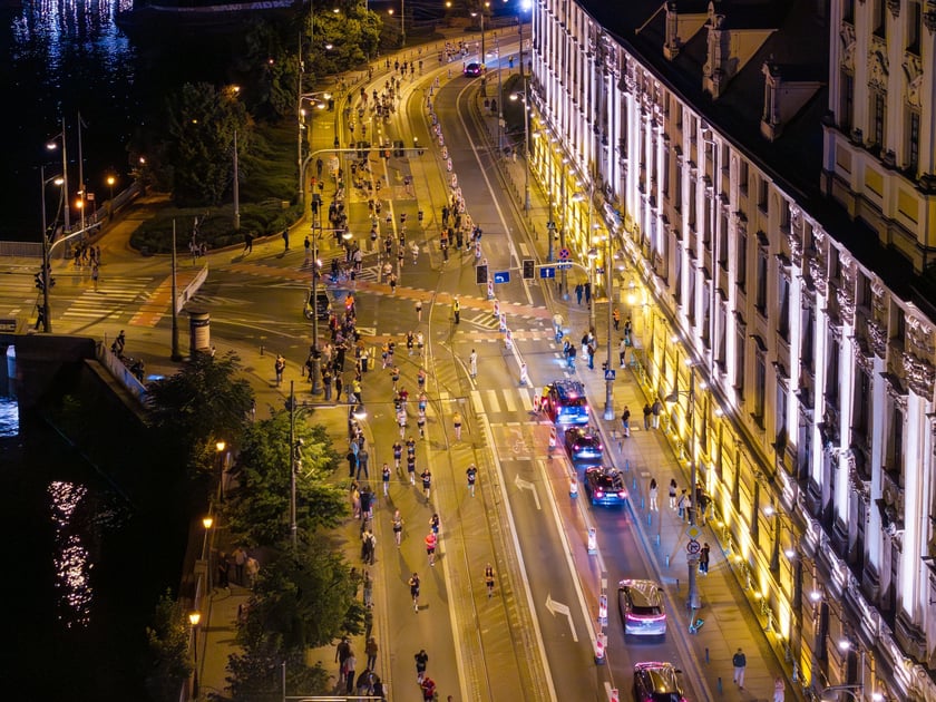 Biegacze na trasie Nocnego Półmaratonu 2026
