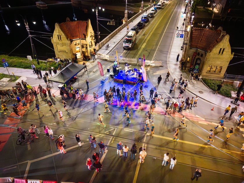 Biegacze na trasie Nocnego Półmaratonu 2026