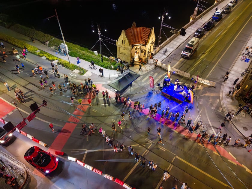 Biegacze na trasie Nocnego Półmaratonu 2026
