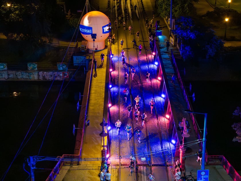 Biegacze na trasie Nocnego Półmaratonu 2026