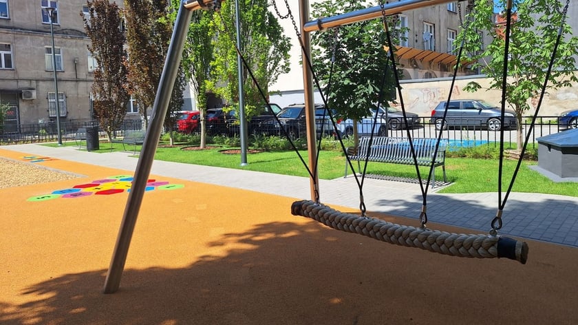 Podwórko między budynkami przy ulicach Nowej i Skargi po renowacji.