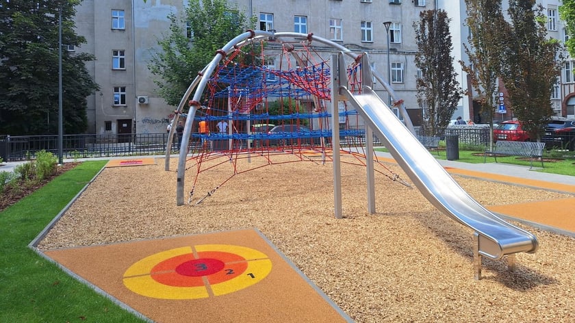Podwórko między budynkami przy ulicach Nowej i Skargi po renowacji.