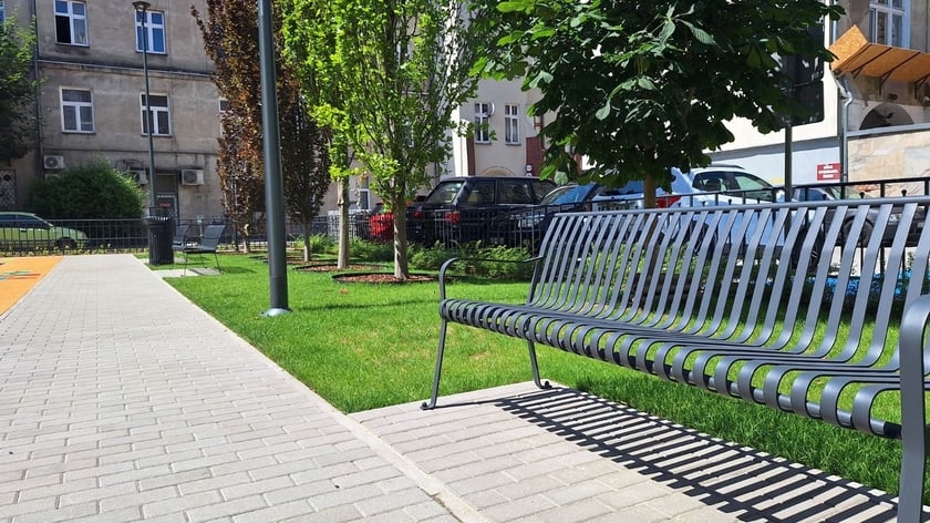 Podwórko między budynkami przy ulicach Nowej i Skargi po renowacji.