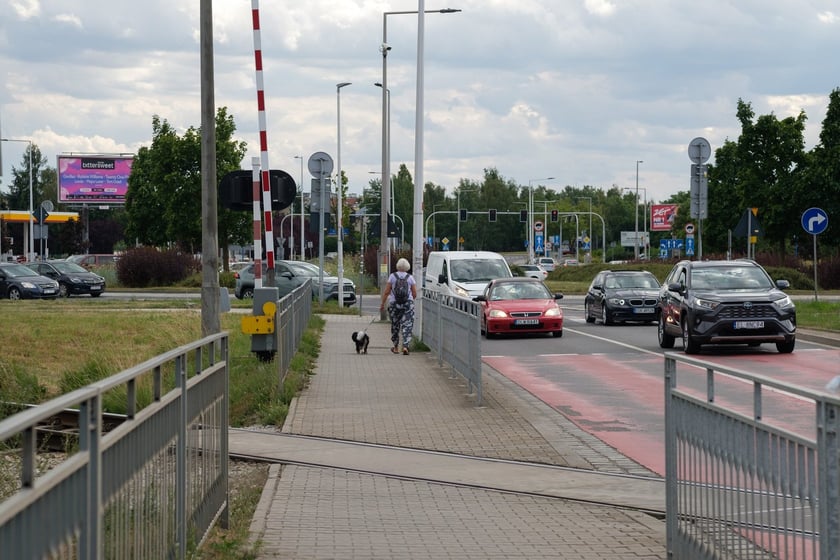 Tory kolejowe krzyżujące się z ulicą Strzegomską w pobliżu Ronda Rotmistrza Pileckiego