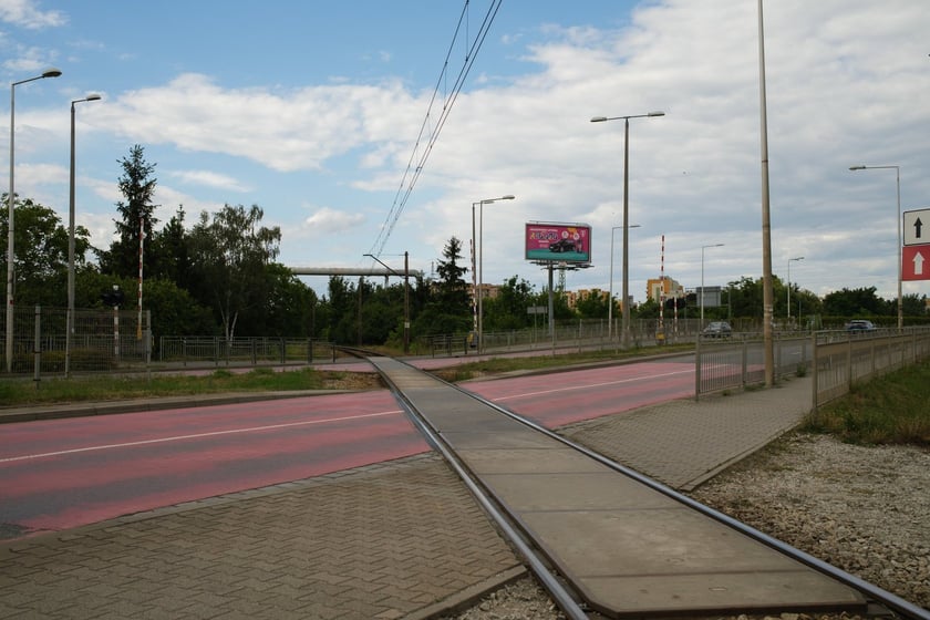 Tory kolejowe krzyżujące się z ulicą Strzegomską w pobliżu Ronda Rotmistrza Pileckiego