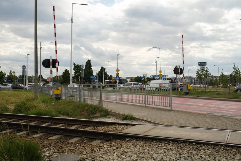 Tory kolejowe krzyżujące się z ulicą Strzegomską w pobliżu Ronda Rotmistrza Pileckiego