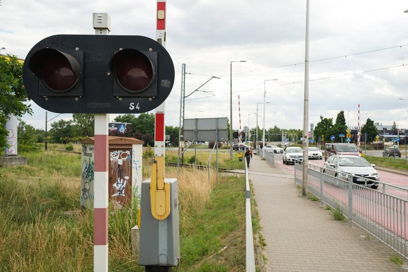 Tory kolejowe krzyżujące się z ulicą Strzegomską w pobliżu Ronda Rotmistrza Pileckiego