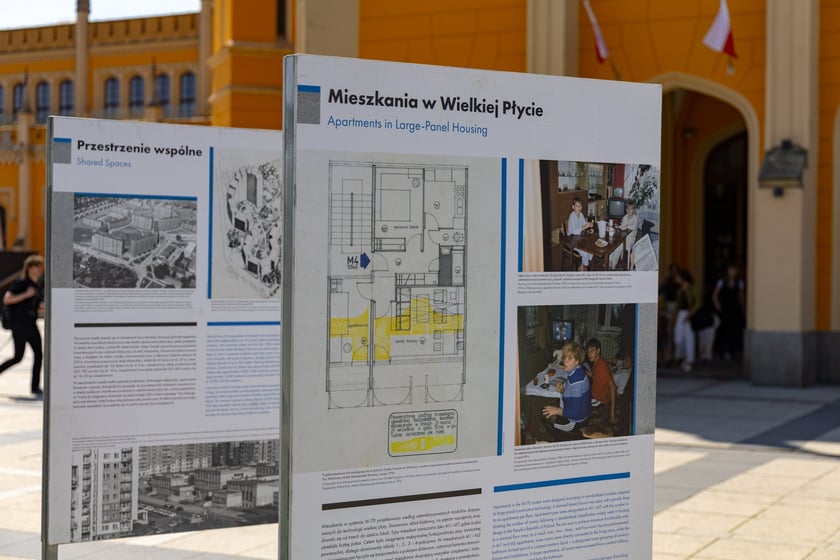 Plenerowa wystawa „Prefabrykaty na Kwadraty”  przed Dworcem Głównym we Wrocławiu